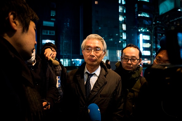 -Junichiro Hironaka, nouvel avocat de l'ancien chef de Nissan, Carlos Ghosn, s'entretient avec les médias à l'extérieur de son bureau à Tokyo, le 13 février 2019. Photo par Behrouz MEHRI / AFP / Getty Images.