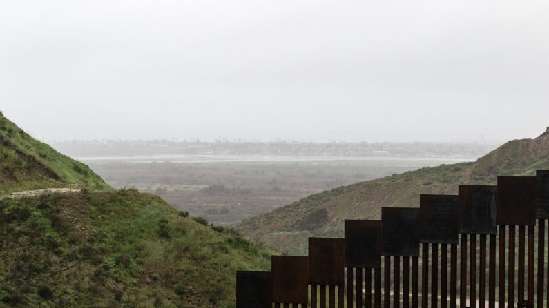 -Une section de la barrière renforcée entre les États-Unis et le Mexique vue le 14 février 2019 à Tijuana, dans l'État de Basse-Californie, au Mexique. Le président des États-Unis, Donald Trump, signera un projet de loi de dépenses visant une déclaration d'urgence pour financer son le mur frontière. Photo de Guillermo Arias / AFP / Getty Images.