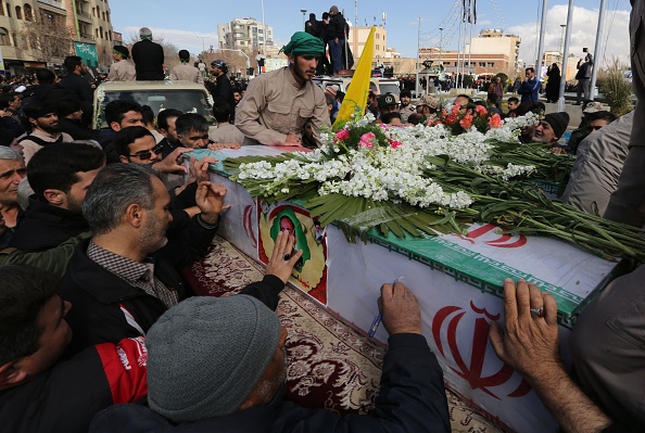 -Des personnes iraniennes se rassemblent autour des cercueils des gardes de la révolution tuée dans un attentat suicide lors de leurs obsèques à Ispahan, dans le sud-est du 16 février 2019. Les gardiens de la révolution iraniens ont accusé les "forces de sécurité pakistanaises" de soutenir les auteurs d'un attentat-suicide. Photo par ATTA KENARE / AFP / Getty Images.