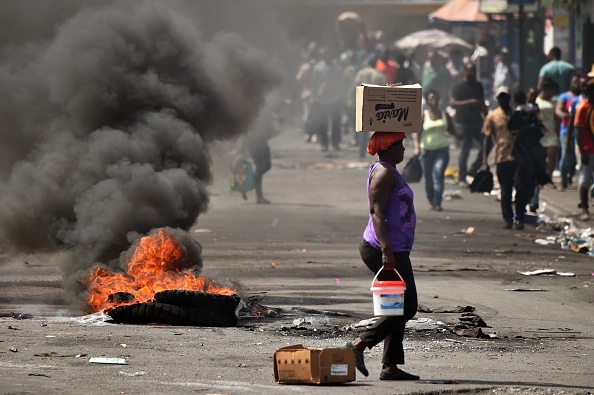 -La vie quotidienne à Haïti est paralysée par les manifestations et les barricades dans les plus grandes villes. En raison des manifestations et du blocage des rues, de nombreux dépôts d’eau et stations-service de vente d’eau souffrent de pénuries, car ils n’ont pas été approvisionnés par les camions qui les distribuent. Photo par HECTOR RETAMAL / AFP / Getty Images.