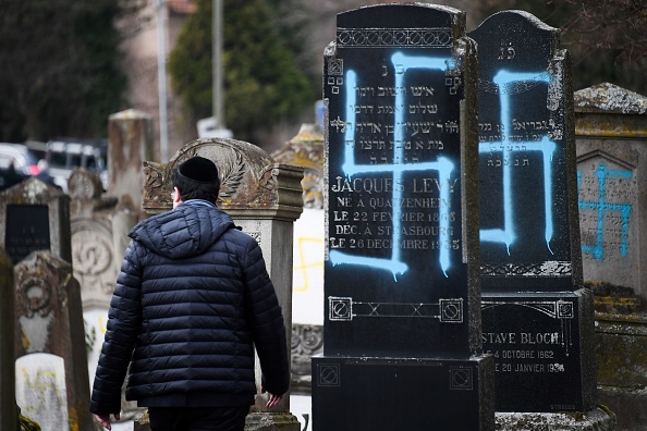 Environ 80 tombes ont été vandalisées au cimetière juif du village de Quatzenheim, en Alsace. (Photo : FREDERICK FLORIN/AFP/Getty Images)