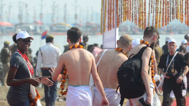 -Les délégués étrangers se préparent à prendre un bain à Sangam, le confluent du Gange, de la Yamuna et des mythiques fleuves Saraswati au festival Kumbh Mela à Allahabad le 22 février 2019. Le Conseil indien pour les relations culturelles (ICCR) a invité de nombreux représentants d'environ 190 pays pour participer au plus grand rassemblement religieux du monde. Photo SANJAY KANOJIA / AFP / Getty Images.
