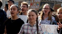 PHOTOS – Un millier de jeunes défilent à Paris derrière Greta Thunberg
