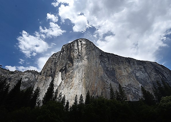 -Dans cette photo, prise le 03 juin 2015, le monolithe El Capitan est vu dans le parc national de Yosemite en Californie. Alex Honnold, un grand grimpeur qui a vaincu une série de faces rocheuses intimidantes de son propre chef et presque sans équipement, pourrait ajouter dimanche les Oscars à ses conquêtes pour son rôle central dans le documentaire 'Free Solo'. Photo de Mark RALSTON / AFP / Getty Images.