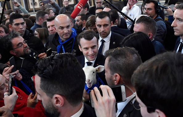 Le président Emmanuel Macron  visite le 56ème Salon de l'Agriculture à la Porte de Versailles à Paris le 23 février 2019.      (Photo  : JULIEN DE ROSA/AFP/Getty Images)