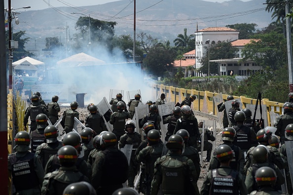 -Des manifestants affrontent les forces de la Garde nationale vénézuélienne au pont international Simon Bolivar reliant Cucuta à la ville vénézuélienne San Antonio del Tachira, en Colombie, le 24 février 2019. Photo par Federico Parra / AFP / Getty Images.