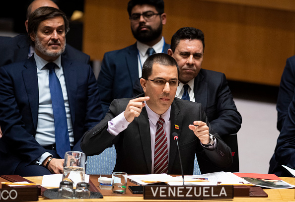 -Le ministre vénézuélien des Affaires étrangères, Jorge Arreaza, prend la parole lors de la réunion du Conseil de sécurité des Nations Unies sur le Venezuela, le 26 février 2019, aux Nations Unies à New York. Photo de Johannes EISELE / AFP / Getty Images.