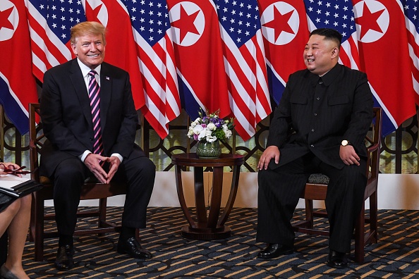 -Le président américain Donald Trump et le chef de la Corée du Nord, Kim Jong Un, sourient lors d'une réunion à l'hôtel Sofitel Legend Metropole à Hanoi le 27 février 2019. Photo de Saul LOEB / AFP / Getty Images.