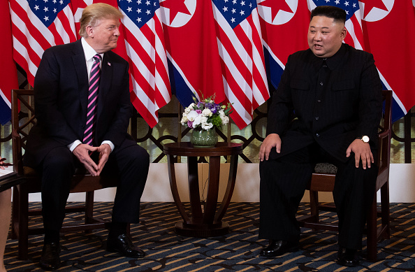 -Le président américain Donald Trump écoute le chef de la Corée du Nord, Kim Jong Un, lors d'une réunion à l'hôtel Sofitel Legend Metropole à Hanoi le 27 février 2019. Photo de Saul LOEB / AFP/ Getty Images.