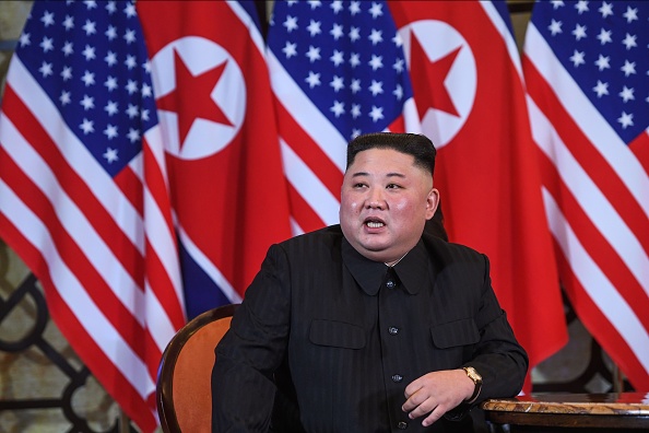 -Le chef de la Corée du Nord, Kim Jong Un, s'exprime lors d'une réunion avec le président américain Donald Trump lors du deuxième sommet États-Unis-Corée du Nord à l'hôtel Sofitel Legend Metropole à Hanoi le 28 février 2019. Photo de Saul LOEB / AFP / Getty Images.