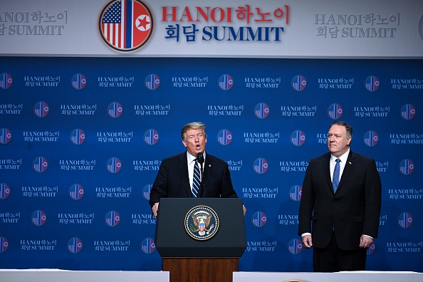 -Le président américain Donald Trump parle devant le secrétaire d'État américain Mike Pompeo lors d'une conférence de presse à l'issue du deuxième sommet américano-nord-coréen à Hanoi le 28 février 2019. Photo de Manan VATSYAYANA / AFP / Getty Images.