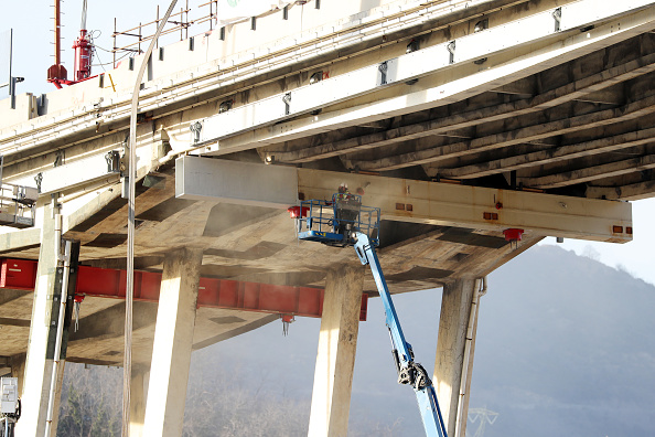 Les travaux de démolition du pont Morandi qui s’était effondré en août 2018 ont été  lancés le 8 février. (Photo : Stefania M. D'Alessandro/Getty Images)