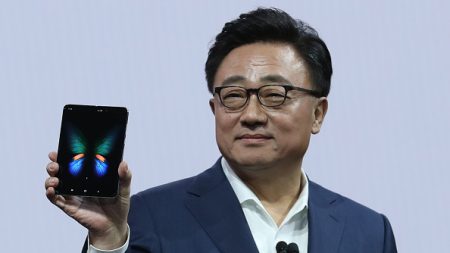 Samsung sort le premier smartphone à écran pliable au monde !