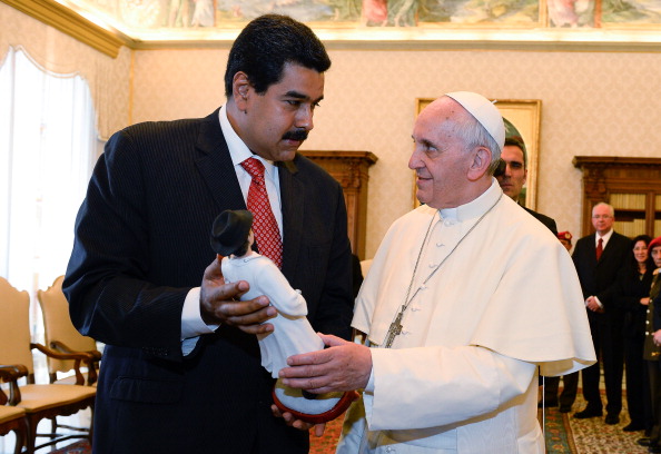 -Le pape François et le président vénézuélien Nicolas Maduro échangent des cadeaux lors d'une audience privée dans la bibliothèque du pontife le 17 juin 2013 au Vatican. Photo de ANDREAS SOLARO / AFP / Getty Images.