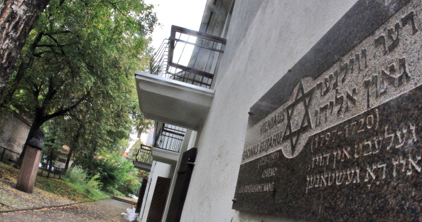 -Cette photo montre un monument à la mémoire du penseur religieux juif Vilniaus Gaon Elijahu à Vilnius. Des décennies après que l'Allemagne nazie ait anéanti le ghetto de Vilnius, ancien centre culturel juif. Photo PETRAS MALUKAS / AFP / Getty Images.