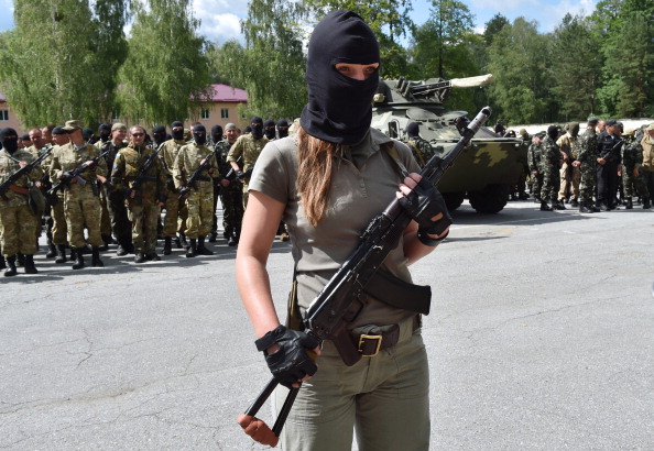 -Environ 600 nouvelles recrues volontaires du bataillon, principalement des représentants de la région orientale du Donbass en Ukraine, qui ont suivi un entraînement au combat pendant trois semaines, participeront à l'opération militaire contre des militants armés pro-russes dans l'est du pays. L’Ukraine a demandé à la chancelière allemande Angela Merkel et à d’autres alliés occidentaux d’aider à mettre fin au soulèvement pro-russe qui continue de faire rage dans l’est industriel en dépit du cessez-le-feu unilatéral de Kiev. Photo SERGEI SUPINSKY / AFP / Getty Images.