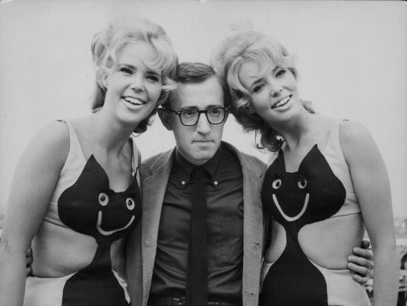 Le réalisateur Woody Allen pose avec les jumelles Valerie et Leila Croft, au Dorchester Hotel, Londres, le 16 août 1965. (Photo : Keystone/Hulton Archive/Getty Images)