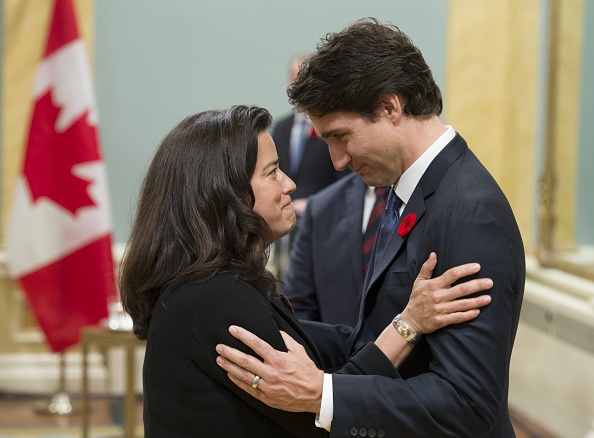 -Le Premier ministre canadien Justin Trudeau s'entretient avec la ministre de la Justice, Jody Wilson-Raybould, lors d'une cérémonie d'assermentation à Rideau Hall, le mercredi 4 novembre 2015 à Ottawa. Photo ADRIAN WYLD / AFP / Getty Images.