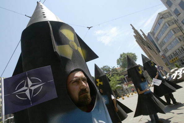 -Illustration- Les militants de Greenpeace déguisés en missiles nucléaires manifestent le 26 juin 2004 contre l'ouverture du sommet de l'OTAN dans la ville d’Istanbul le 28 juin à Istanbul. Photo MUSTAFA OZER / AFP / Getty Images.
