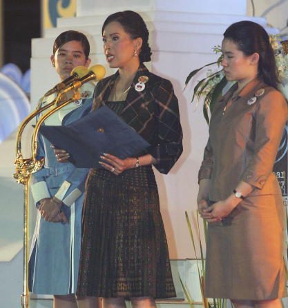 -La princesse thaïlandaise Ubolratana prononce un discours lors de la cérémonie du tsunami célébrant l'anniversaire d'un an sur la plage de Bang Niang, le 26 décembre 2005 à Khao Lak, Thaïlande. Photo par Chris McGrath / Getty Images.