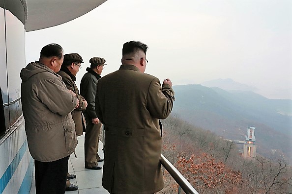 -La Corée du Nord a testé un nouveau puissant moteur de fusée, ont annoncé les médias le 19 mars 2017, sous la houlette du président Kim Jong-Un, qui avait qualifié le test de succès d'une "nouvelle naissance" pour l'industrie des fusées du pays. / photo STR / AFP / Getty Images.