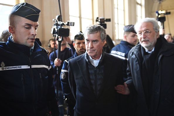  L'ancien ministre français du budget Jérôme Cahuzac, accompagné de son avocat Jean-Alain Michel, arrive au palais de justice de Paris pour son procès en appel pour fraude fiscale et blanchiment d'argent le 12 février 2018. (Photo : ERIC FEFERBERG/AFP/Getty Images)