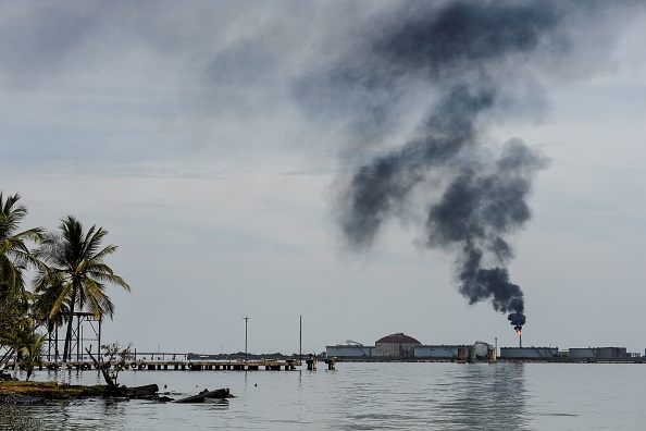 -Vue d'une raffinerie de pétrole dans le lac Maracaibo, le 2 mai 2018 à Maracaibo, Venezuela. Face aux pannes d'électricité, à la flambée des prix, au manque de nourriture, de médicaments et de moyens de transport, l'une des pires crises dans un pays pétrolier. Photo de Federico PARRA / AFP / Getty Images.