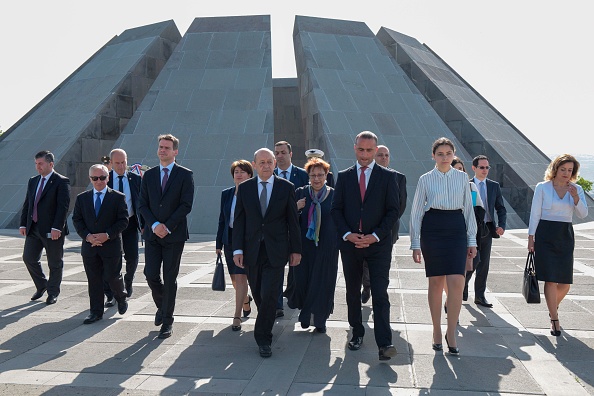 -Le ministre français des Affaires étrangères, Jean-Yves Le Drian, visite le monument commémoratif du génocide arménien de Tsitsernakaberd à Erevan le 28 mai 2018. Photo de KAREN MINASYAN / AFP / Getty Images.