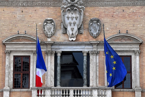 -Le palais Farnèse, siège de l'ambassade de France à Rome, est photographié le 7 février 2019. La France a rappelé son ambassadeur en Italie après que le ministre italien du Travail et de l'Industrie et vice-Premier ministre, Luigi Di Maio, eut rencontré des manifestants français en gilet jaune. Photo de Tiziana FABI / AFP / Getty Images.