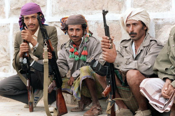 -Des miliciens, partisans d'Abdul Fattah Ismail, haut responsable du Parti socialiste yéménite, posent avec leurs armes, près d'un poste de contrôle à Aden. Photo NABIL ISMAIL / AFP / Getty Images.