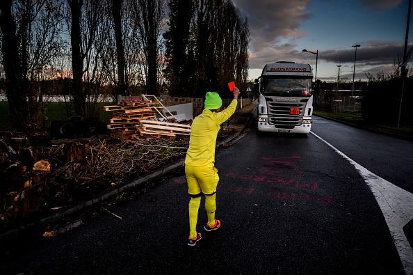 Il s’en est fallu d’un rien que Gilets jaunes et policiers ne soient renversés par le conducteur d’un camion le 5 février au Havre. Photo d’illustration. Crédit : JEAN-PHILIPPE KSIAZEK/AFP/Getty Images.