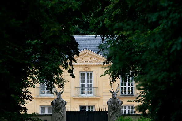 Photo de la résidence présidentielle de La Lanterne, située à proximité du château de Versailles, dans les Yvelines. Crédit : KENZO TRIBOUILLARD/AFP/Getty Images.