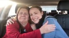 Une vidéo capte le moment où une mère sourde atteinte de démence reconnaît sa fille