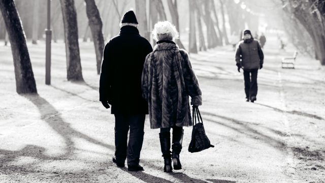 Un vieux couple marchant ensemble. (PxHere)
