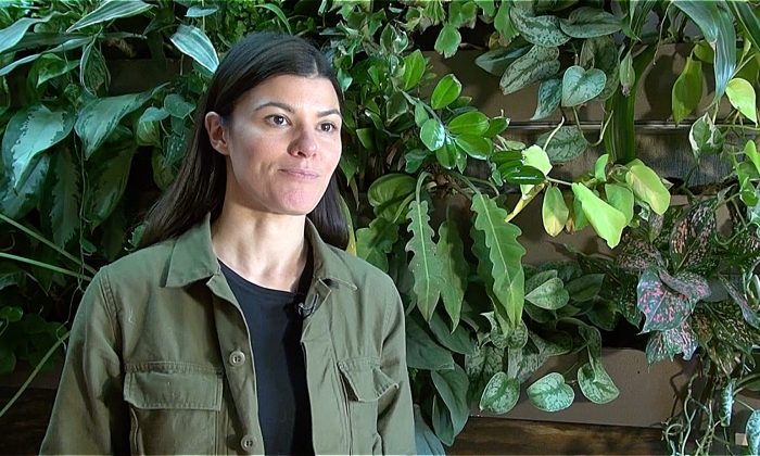 Summer Rayne Oakes, entrepreneur et spécialiste de l'environnement, a fait pousser plus de 750 plantes dans son appartement à Brooklyn. (Shelbi Malonson/Epoch Times)