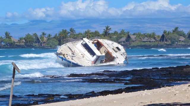 Un bateau ayant chaviré a été ramené à terre. (Steve Jurvetson/Flickr[CC BY 2.0 (ept.ms/2haHp2Y)])