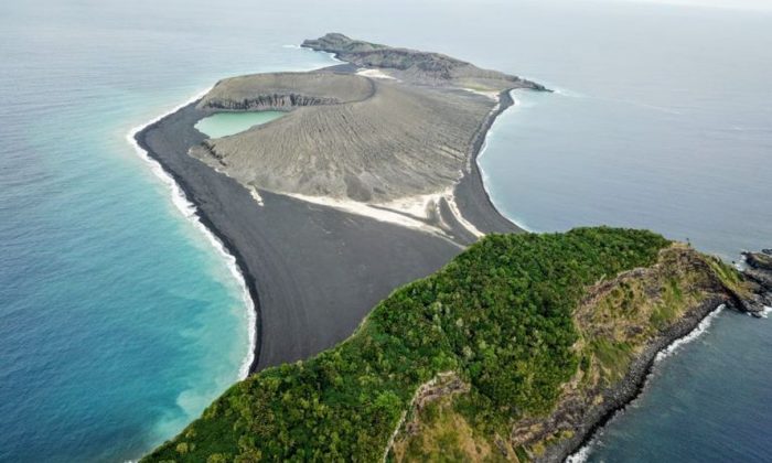 L'île volcanique de trois ans (au centre) vue du drone SEA. (Sea Education Association (Association d'éducation à la mer ) / SEA Semester)
