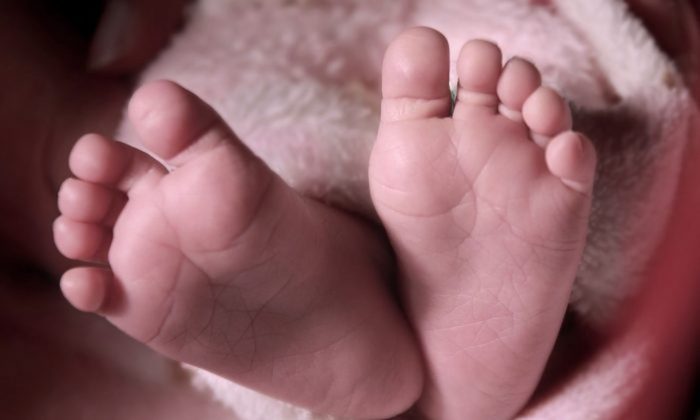 Photo d'archives des pieds d'un bébé. (Vitamine/Pixabay)