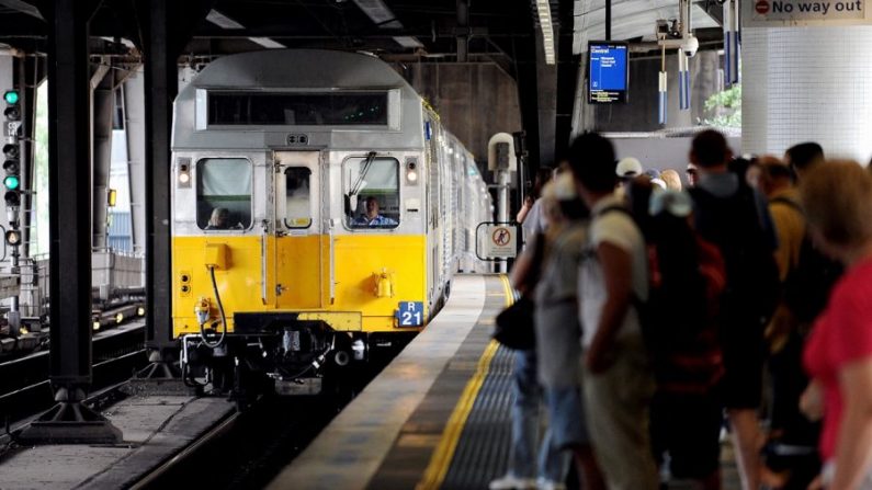 Des voyageurs attendent l'arrivée d'un train de banlieue du New South Wales Government CityRail à la gare Circular Quay de Sydney, le 2 février 2010. (Greg Wood/AFP/GettyImages) 