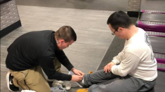 Le directeur de la salle de sport fait tout son possible pour aider un homme atteint du syndrome de Down qui a oublié ses baskets