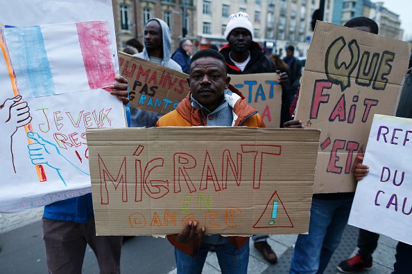Des immigrants manifestent devant la sous-préfecture du Havre le 19 décembre 2016 pour dénoncer leurs conditions d'accueil et demander l'accélération du traitement de leur demande d'asile. Photo d’illustration. Crédit : CHARLY TRIBALLEAU/AFP/Getty Images.