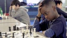 Un réfugié nigérian de 8 ans remporte le championnat d’échecs de New York tout en demandant l’asile