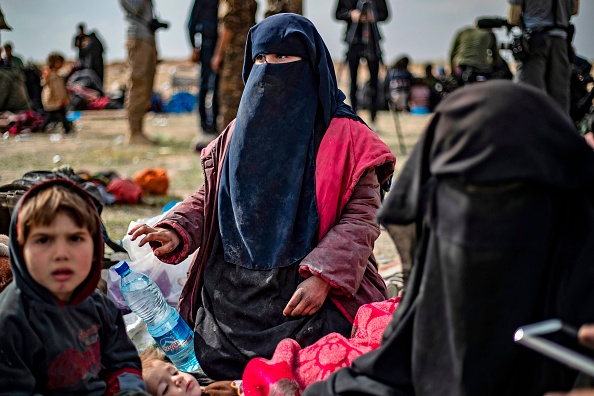 Les enfants du djihadiste français Jean-Michel Clain, abattu par un raide aérien de la coalition en février, sont photographiés avec leur mère après avoir fui la ville de Baghouz, dernier bastion de l’État islamique en Syrie. Crédit : DELIL SOULEIMAN/AFP/Getty Images.