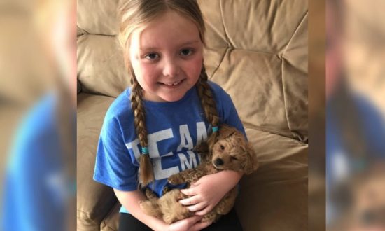 Emma Mertens, âgée de 7 ans, a  été diagnostiquée d’une tumeur cérébrale inopérable. La demande d’une amie de la famille d’envoyer à la fillette des lettres de chiens pour remonter son moral est devenue virale. (Facebook)