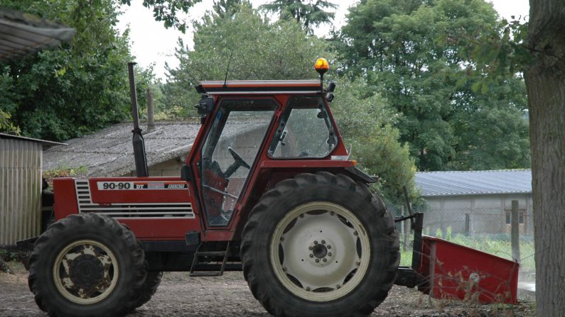 Deux-Sèvres : un agriculteur est condamné pour avoir malmené une route communale qui mène à sa ferme avec les roues pleines de boue de son tracteur. (Photo d'illustration : wikipedia)