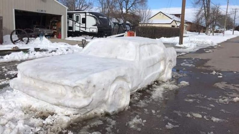 Le 9 mars 2019, une patrouille de l'État du Nebraska a mis une contravention à cette Ford Mustang entièrement fabriquée à partir de neige à Chadron, au Nebraska. (Courtesy of Nebraska State Patrol) 