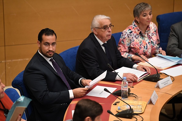 L'ancien haut responsable de la sécurité de l'Elysée Alexandre Benalla (à gauche) s'adresse à la commission sénatoriale à Paris le 19 septembre 2018. (Photo : ALAIN JOCARD/AFP/Getty Images)