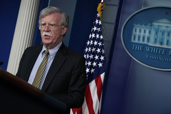 -Le conseiller à la sécurité nationale, John Bolton, prend la parole lors d'une conférence de presse à la Maison Blanche Photo par Alex Wong / Getty Images.