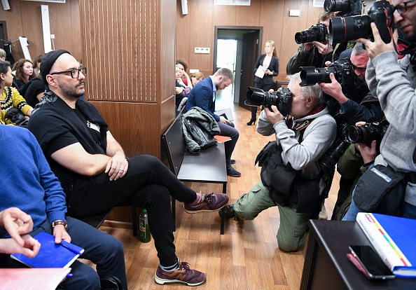 -Le réalisateur et scénariste russe Kirill Serebrennikov attend le début de l'audience devant un tribunal de Moscou le 7 novembre 2018. Une répression de l'indépendance artistique sous Vladimir Poutine. Photo de Kirill KUDRYAVTSEV / AFP / Getty Images.