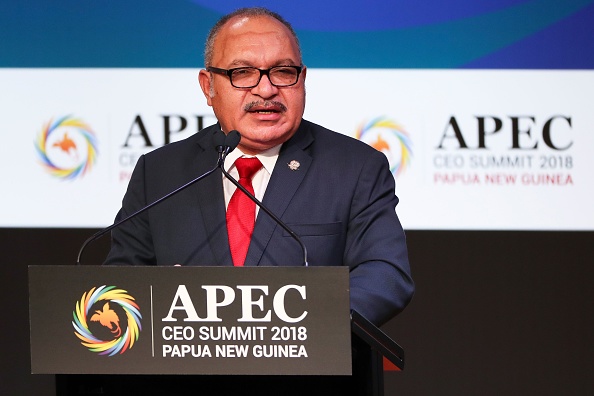 -Le Premier ministre de Papouasie-Nouvelle-Guinée, Peter O'Neill, s'exprime lors du Sommet des dirigeants de la Coopération économique Asie-Pacifique (APEC) à Port Moresby le 16 novembre 2018. Photo de Fazry ISMAIL / POOL / AFP / Getty Images.